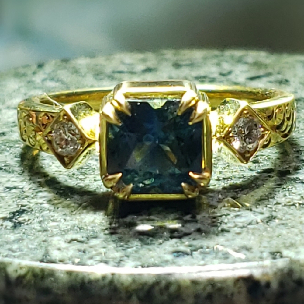 18K Solid Gold Natural Sapphire 1.89 CT with Diamonds